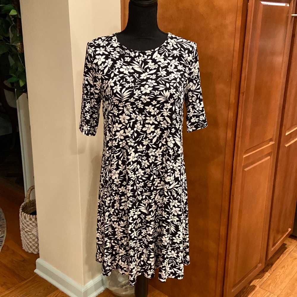 Old Navy elbow sleeve knit swing dress, black w ivory flowers, M, EUC